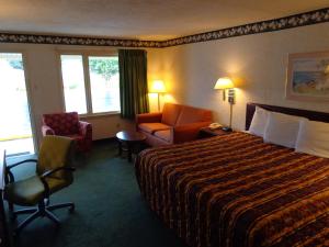 King Room - Non-Smoking room in Travelodge by Wyndham Ridgeway Martinsville Area