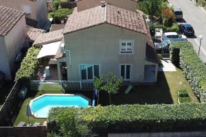 Maison avec piscine, idéale famille avec enfants.