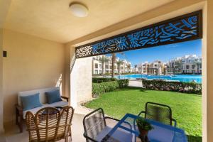 Elegant & Edgy 2 BR w Beach & Pool Mangroovy