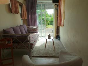 Maisons de vacances Renovated dovecot with pool in the vineyards near Bordeaux : photos des chambres