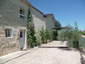 Maisons de vacances Renovated dovecot with pool in the vineyards near Bordeaux : photos des chambres