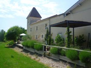 Maisons de vacances Renovated dovecot with pool in the vineyards near Bordeaux : photos des chambres