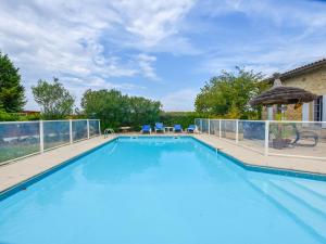 Maisons de vacances Renovated dovecot with pool in the vineyards near Bordeaux : photos des chambres