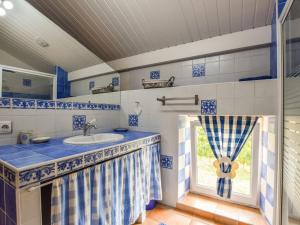 Maisons de vacances Renovated dovecot with pool in the vineyards near Bordeaux : photos des chambres