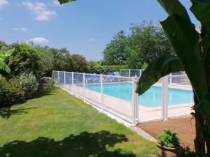 Maisons de vacances Renovated dovecot with pool in the vineyards near Bordeaux : photos des chambres