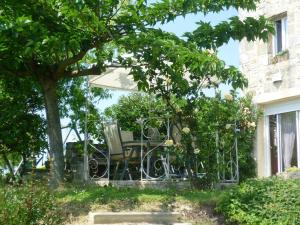 Maisons de vacances Renovated dovecot with pool in the vineyards near Bordeaux : photos des chambres