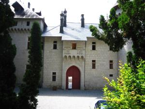 Maisons de vacances Lavish Castle in Serri res en Chautagn with Pool : photos des chambres