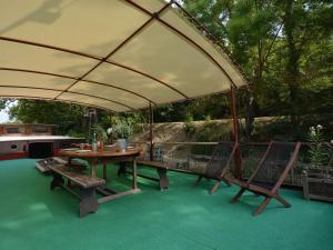 Bateaux-hotels Charming Boat in Villedubert with Terrace : photos des chambres