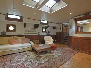 Bateaux-hotels Charming Boat in Villedubert with Terrace : photos des chambres