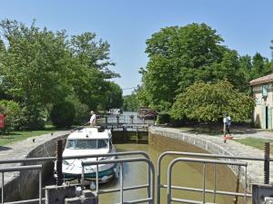 Bateaux-hotels Charming Boat in Villedubert with Terrace : photos des chambres