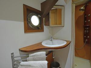 Bateaux-hotels Charming Boat in Villedubert with Terrace : photos des chambres