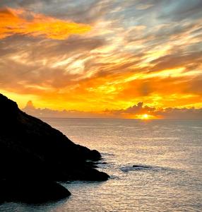 Unique Retreat - 2 bedroom cliff top cottage with large terrace