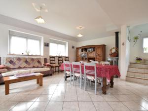 Maisons de vacances Tasteful holiday home in Plouvara with garden : photos des chambres