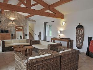 Villas Opulent Villa in Saint Ambroix with Private Pool : photos des chambres