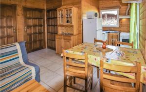 Maisons de vacances Awesome home in Thuyets with WiFi and 2 Bedrooms : photos des chambres