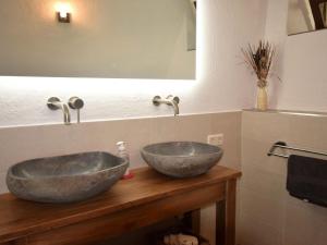 Maisons de vacances Snug holiday home in Duni re Sur Eyrieux with swimming pool : photos des chambres