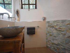 Maisons de vacances Snug holiday home in Duni re Sur Eyrieux with swimming pool : photos des chambres