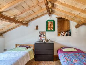 Maisons de vacances Cozy Holiday Home in Loubejac near Forest : photos des chambres