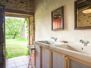 Maisons de vacances Charming private holiday home with private tennis court and pool near Cazals : photos des chambres