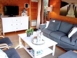 Maisons de vacances Cozy Holiday Home near Lake in Beaulieu : photos des chambres