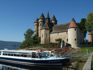 Maisons de vacances Cozy Holiday Home near Lake in Beaulieu : photos des chambres