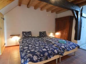 Maisons de vacances Cosy Holiday Home in Oussoy en G tinais with Library : photos des chambres