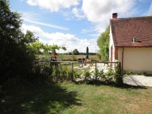 Maisons de vacances Cosy Holiday Home in Oussoy en G tinais with Library : photos des chambres