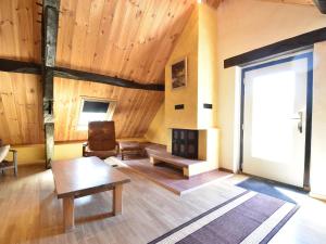 Maisons de vacances Cosy Holiday Home in Oussoy en G tinais with Library : photos des chambres