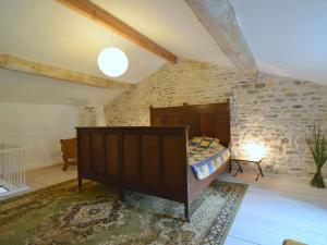 Maisons de vacances Spacious Cottage in Saint Jean de Sauves with Terrace : photos des chambres