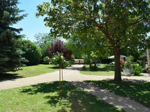 Maisons de vacances Spacious Cottage in Saint Jean de Sauves with Terrace : photos des chambres