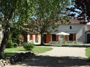 18th-century farmhouse near Poitiers and Chinon