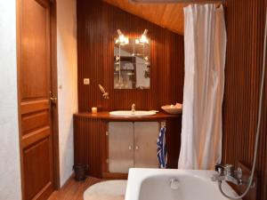 Maisons de vacances Beautiful holiday home in Frontenay sur Dive with terrace : photos des chambres