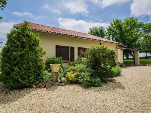 Maisons de vacances Lovely holiday home in Monfort with private pool : photos des chambres