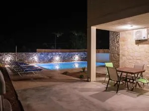 Beach-view Villa in Bali near City - Metókhion Apisianá