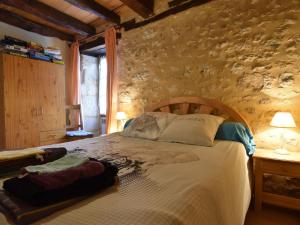 Maisons de vacances Cozy Holiday Home in Saint L on sur V z re with Pool : photos des chambres