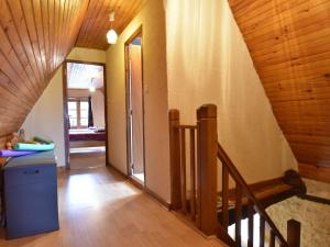 Maisons de vacances Cozy Holiday Home in Saint L on sur V z re with Pool : photos des chambres