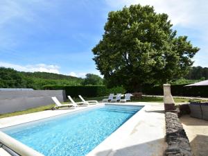 Maisons de vacances Cozy Holiday Home in Saint L on sur V z re with Pool : photos des chambres