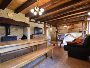 Maisons de vacances Cozy Holiday Home in Saint L on sur V z re with Pool : photos des chambres