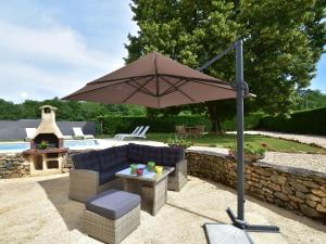 Maisons de vacances Cozy Holiday Home in Saint L on sur V z re with Pool : photos des chambres