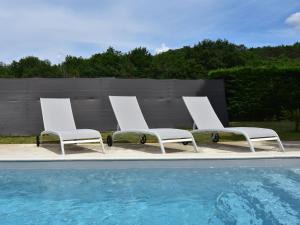 Maisons de vacances Cozy Holiday Home in Saint L on sur V z re with Pool : photos des chambres