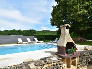 Maisons de vacances Cozy Holiday Home in Saint L on sur V z re with Pool : photos des chambres