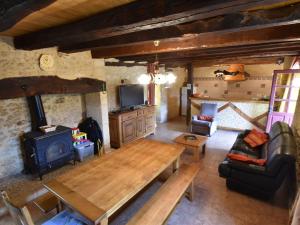 Maisons de vacances Cozy Holiday Home in Saint L on sur V z re with Pool : photos des chambres