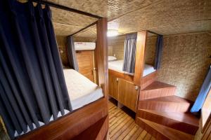 Giường Đơn Trong Phòng Nghỉ Tập Thể Cho Cả Nam Và Nữ (Single Bed in Mixed Dormitory Room)