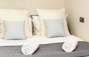 Sitges Spaces Garden Paradise 3 bedroom, 3 bathroom, huge PRIVATE garden-terrace, pool- sleeps up to 8