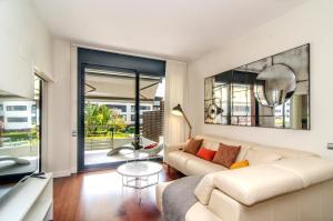 Sitges Spaces Garden Paradise 3 bedroom, 3 bathroom, huge PRIVATE garden-terrace, pool- sleeps up to 8