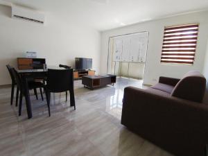 F7 Room 2, Private Bedroom two single beds shared bathroom in shared Flat