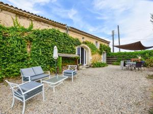 Stone house in a vineyard, with swimming pool, near Bordeaux