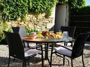 Maisons de vacances Stone house in a vineyard, with swimming pool, near Bordeaux : photos des chambres