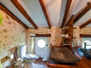 Maisons de vacances Stone house in a vineyard, with swimming pool, near Bordeaux : photos des chambres