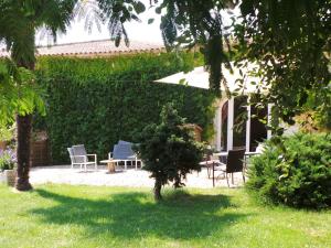 Maisons de vacances Stone house in a vineyard, with swimming pool, near Bordeaux : photos des chambres